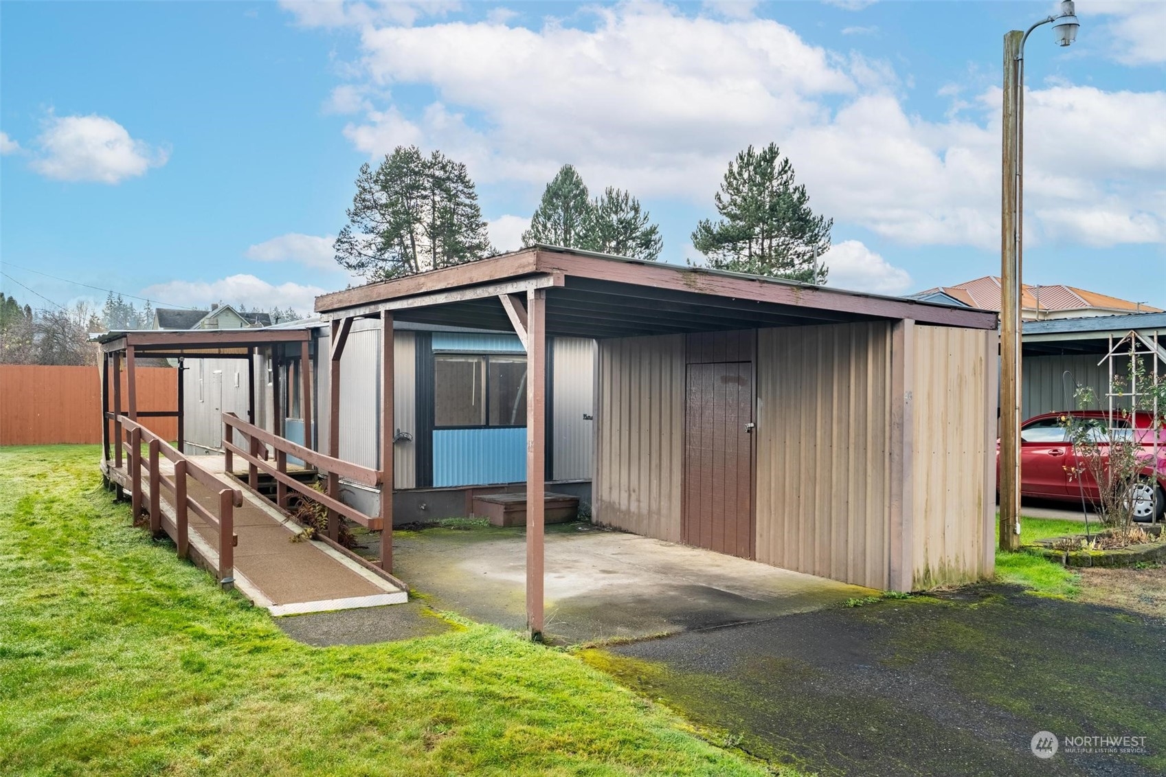 a view of a house with backyard