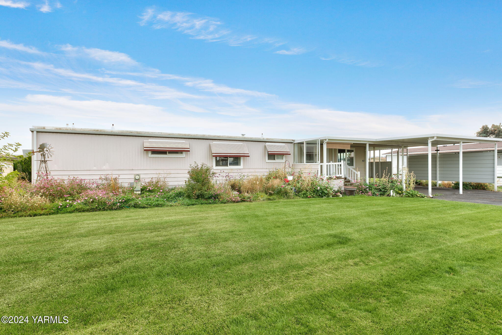 a view of a house with backyard and garden