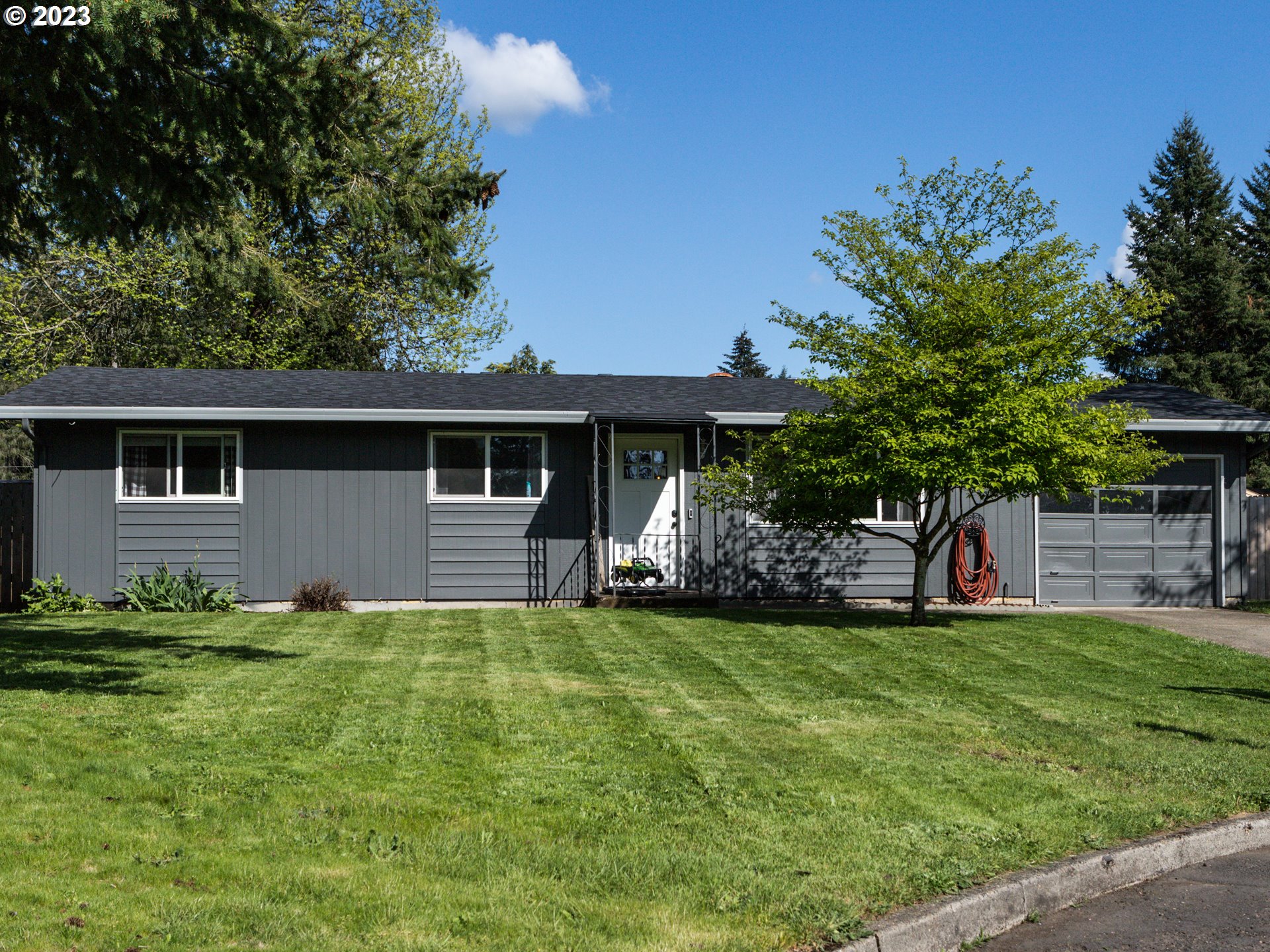 a view of a house with a yard