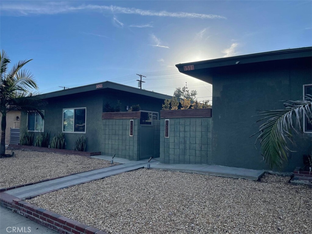 a view of a house with a backyard