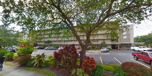 $1,700 | 4700 Washington Street, Unit 402 | Hillcrest Country Club Apartments