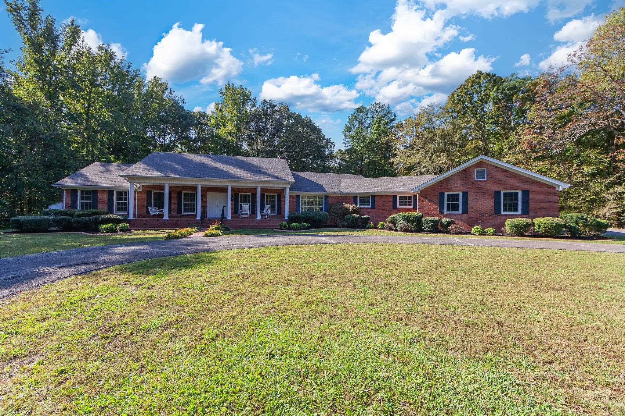 Ranch-style house featuring a front yard