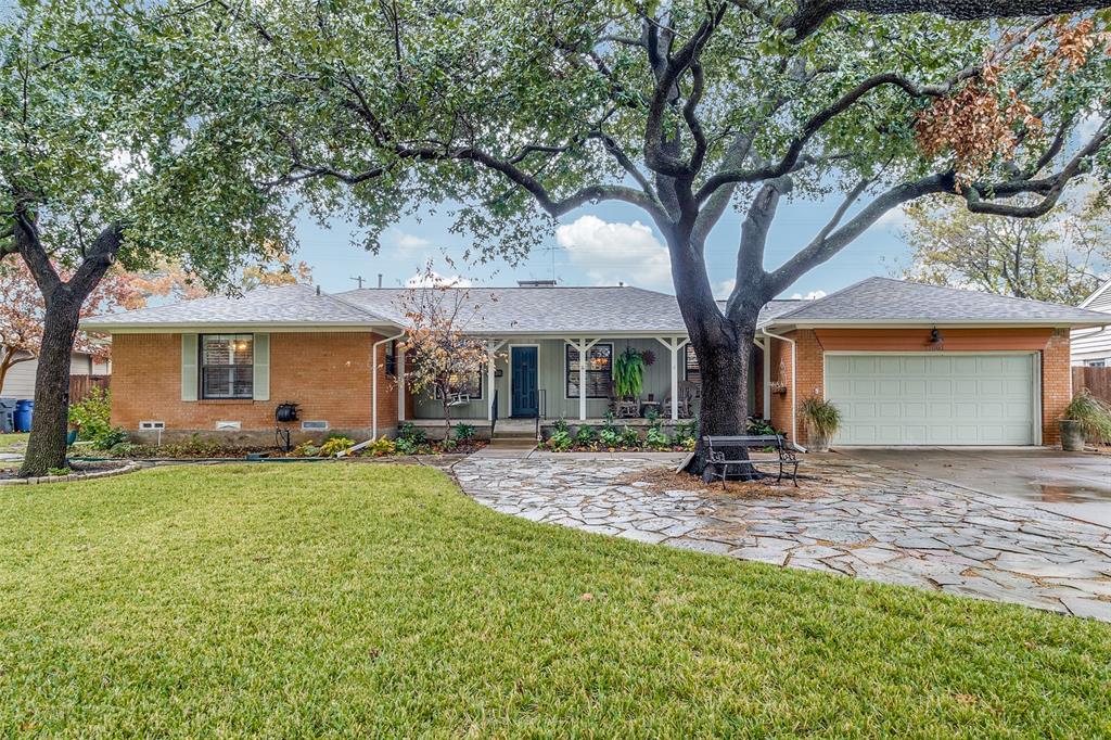 a view of a house with backyard and a tree