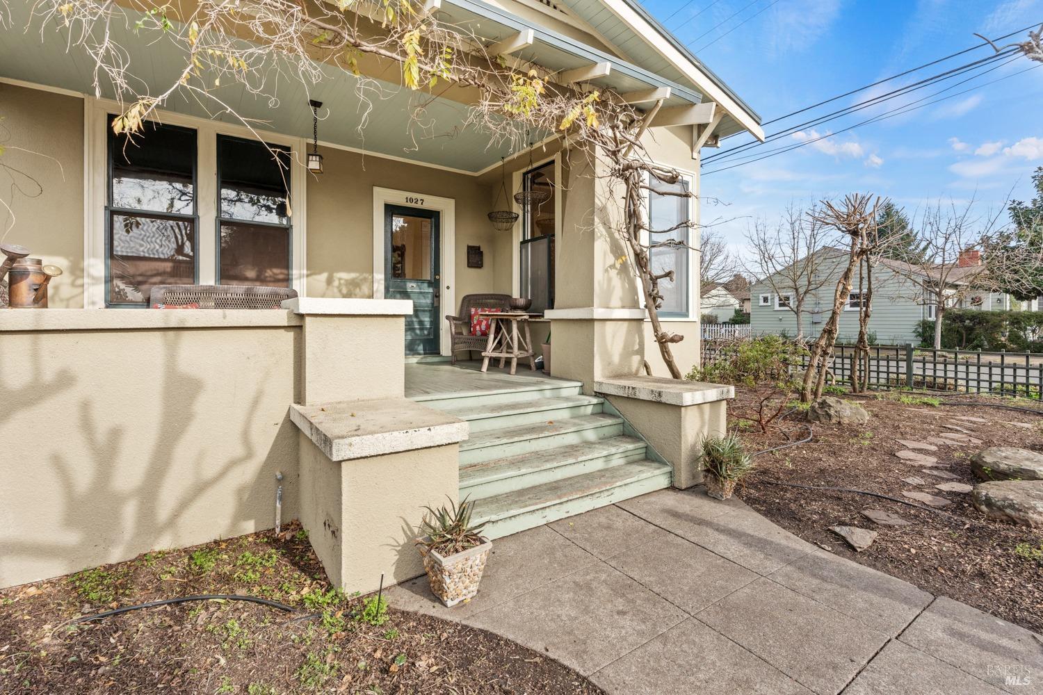 a view of entryway with a outdoor space