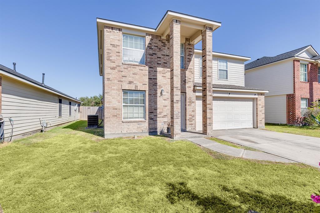 a view of a house with a backyard