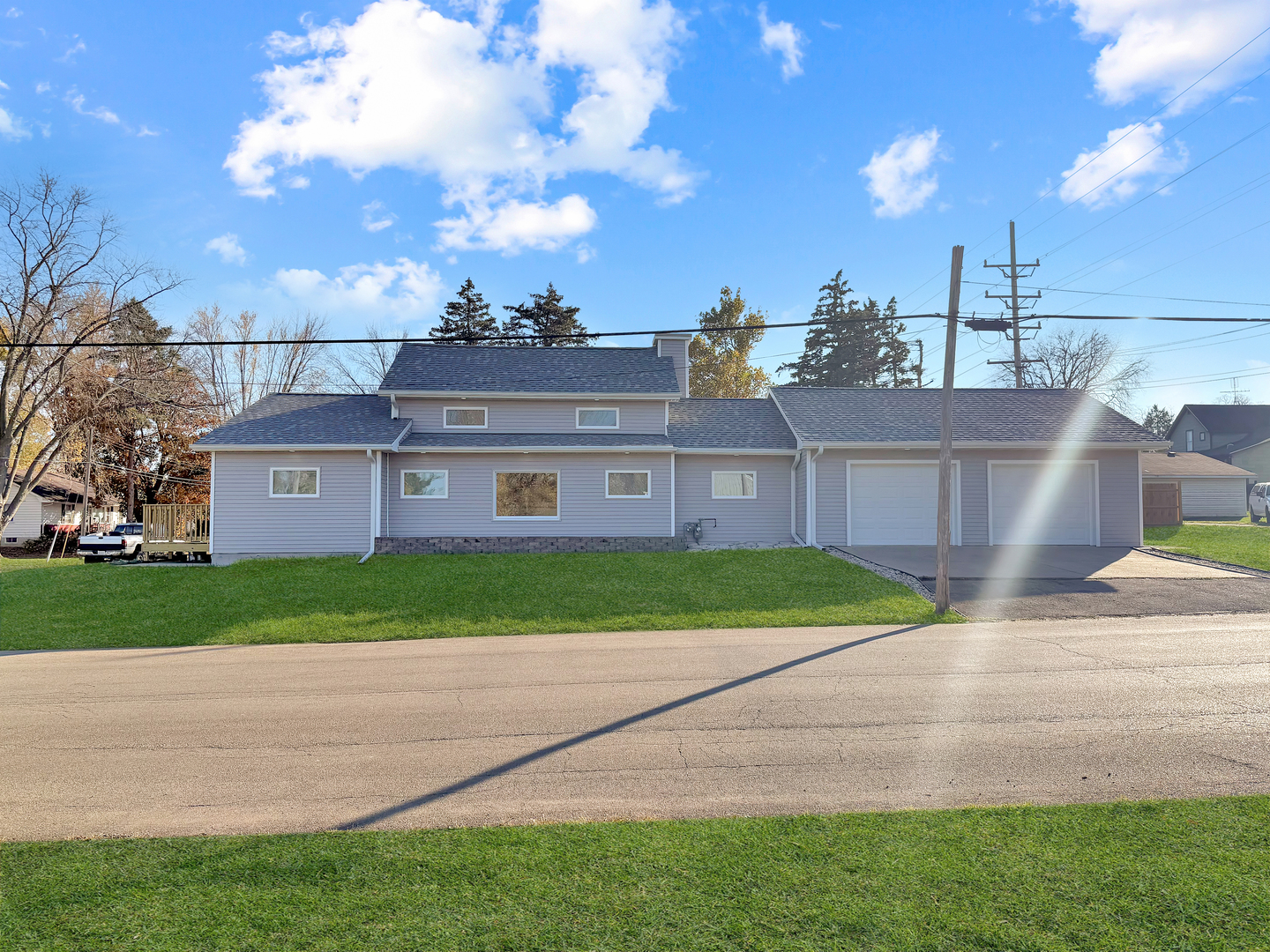 a view of a house with a yard