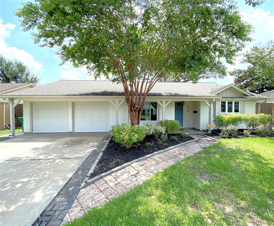 With a brick sidewalk, this one-story home has wonderful curb appeal!