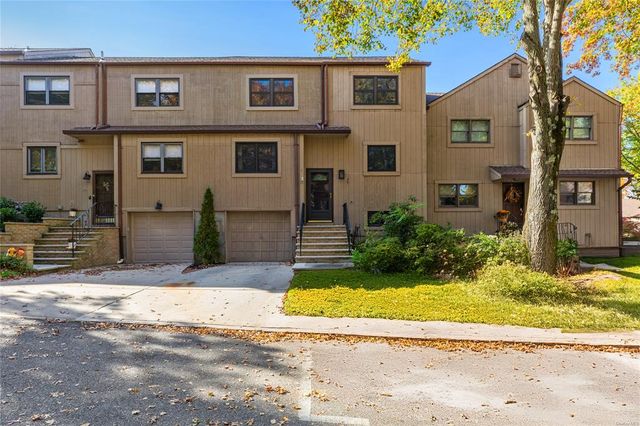 $789,000 | 35 High Oaks Court, Unit 35 | Huntington