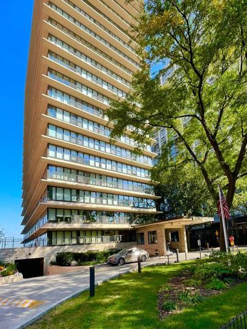 $259,900 | 5801 North Sheridan Road, Unit 11B | Beach Point Towers