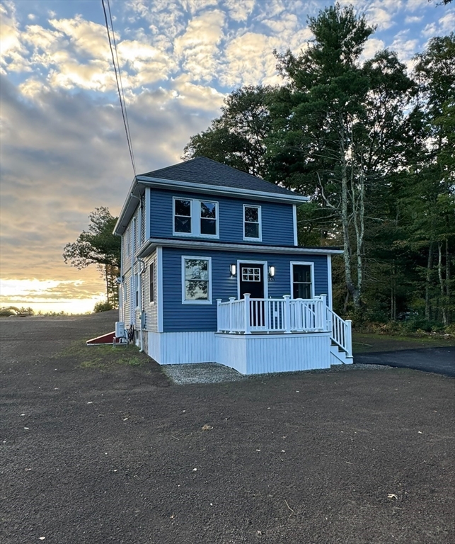 a view of a house with a yard