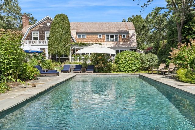 $4,350,000 | 211 Buckskill Road | East Hampton Village Fringe