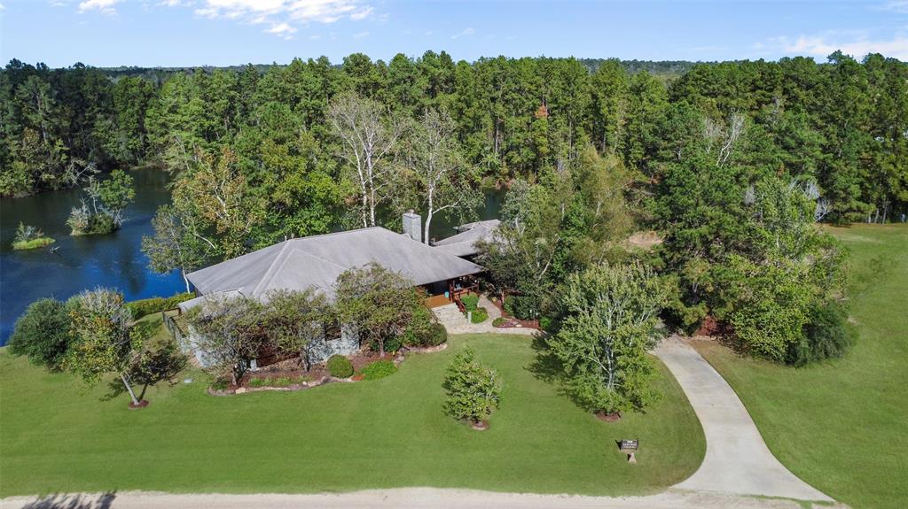 a view of a back yard