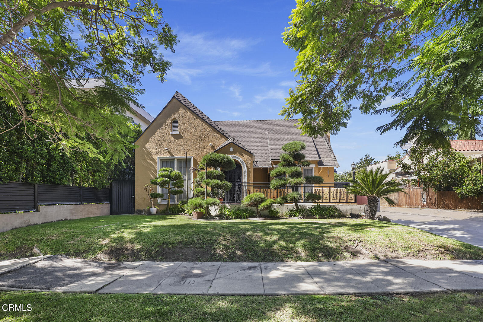 a front view of house with yard