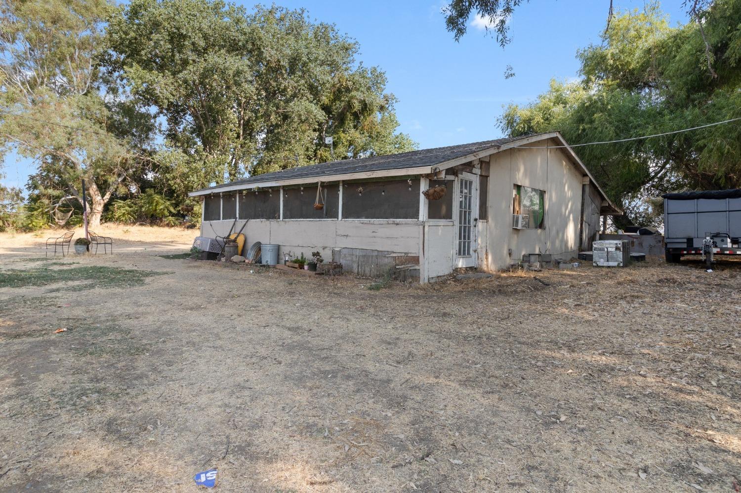 a view of a house with backyard