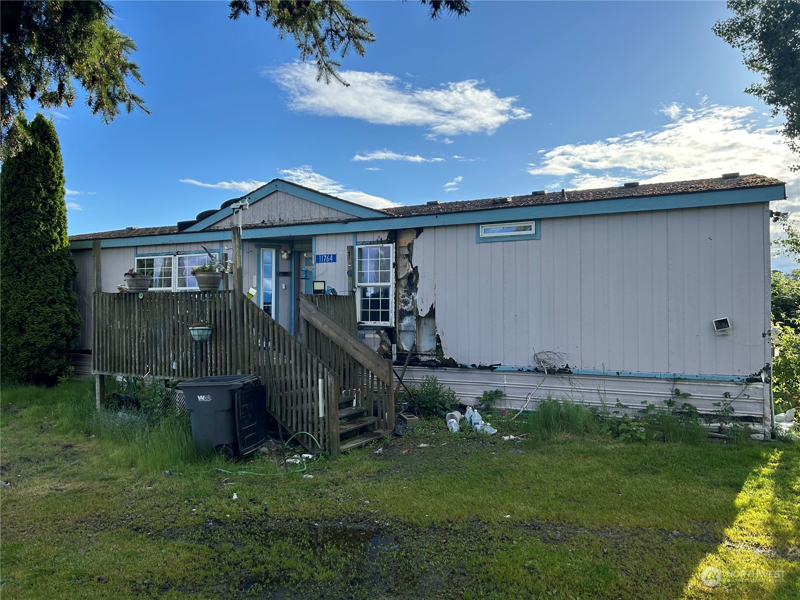 a view of a house with a yard