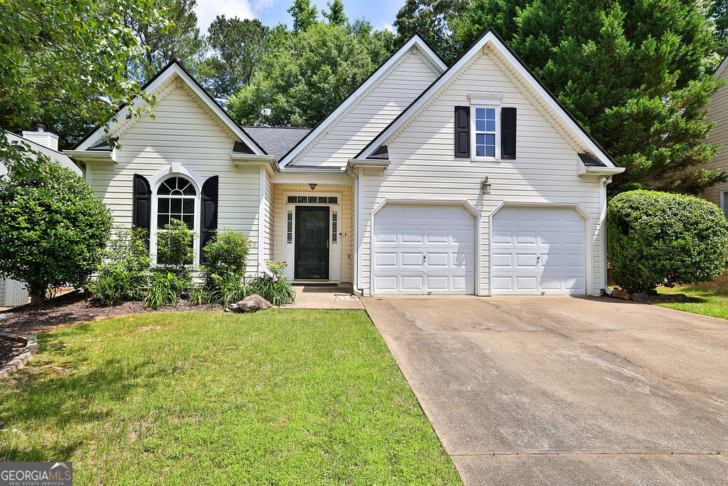 a view of a yard in front of house