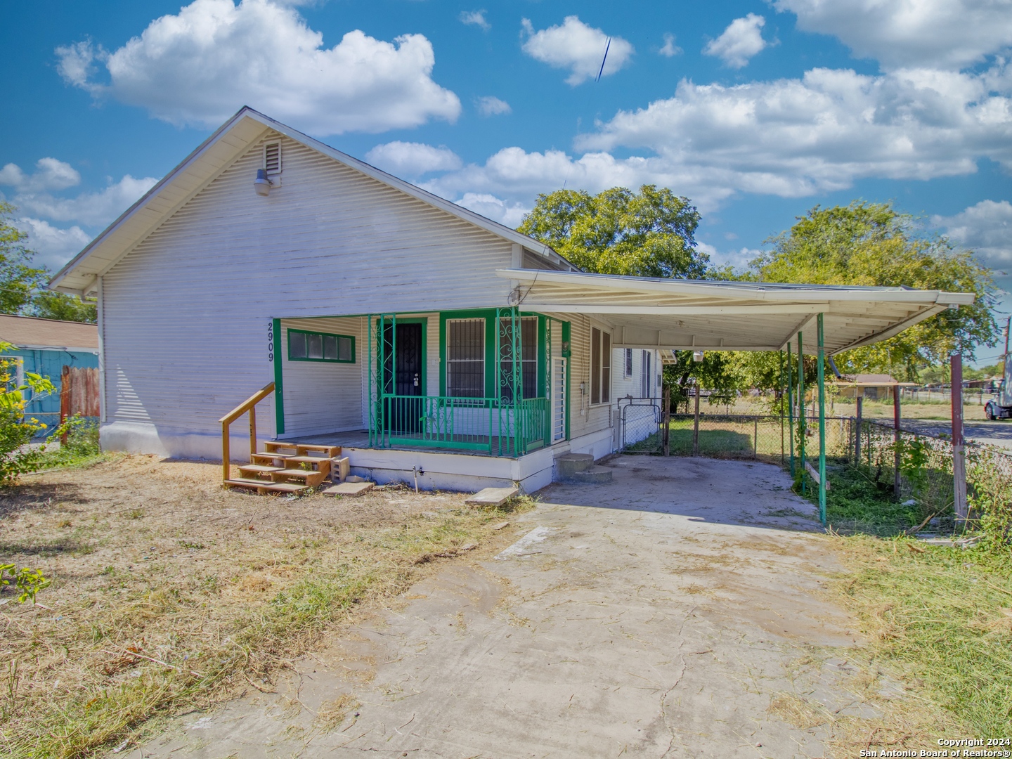 a view of a house with backyard and porch