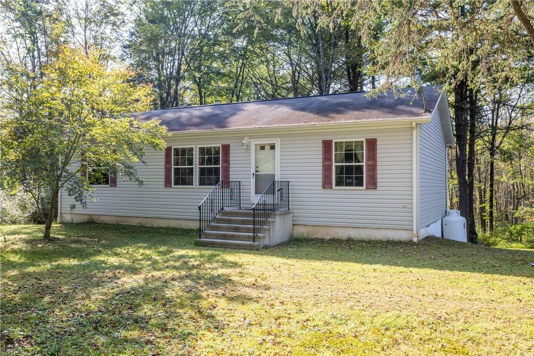 a view of a house with a yard