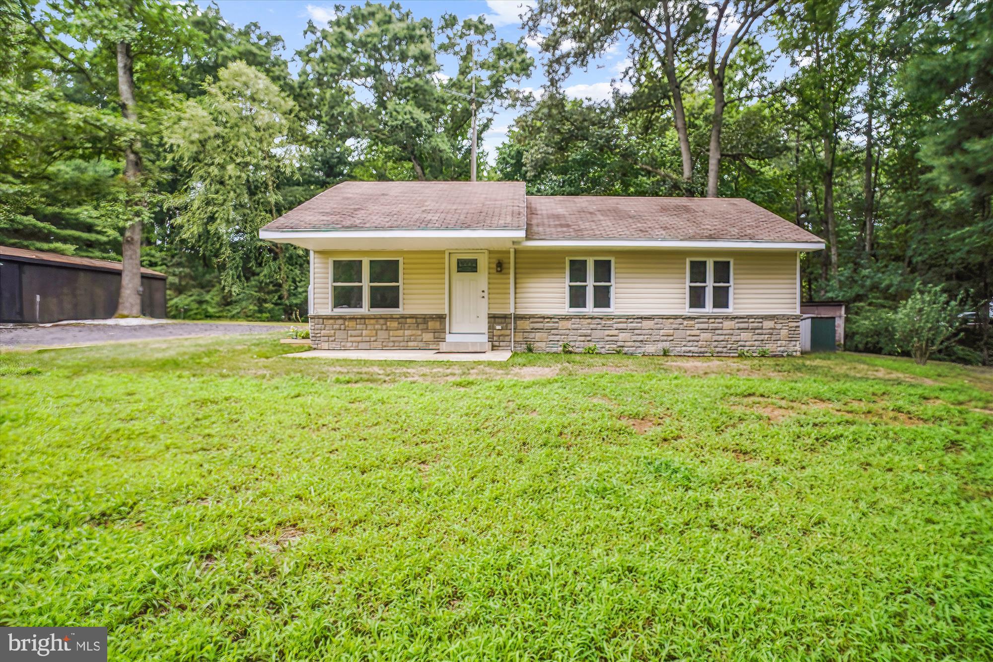 a view of a house with a yard