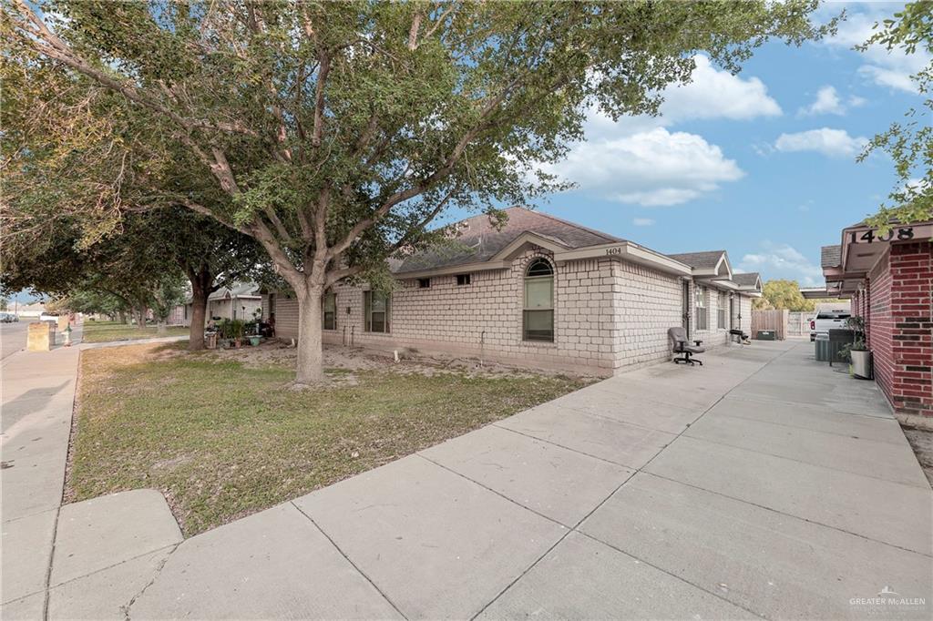 a view of a house with a yard