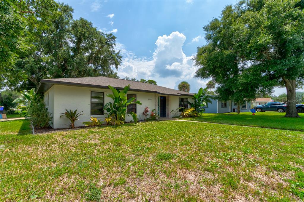 a view of a house with a yard