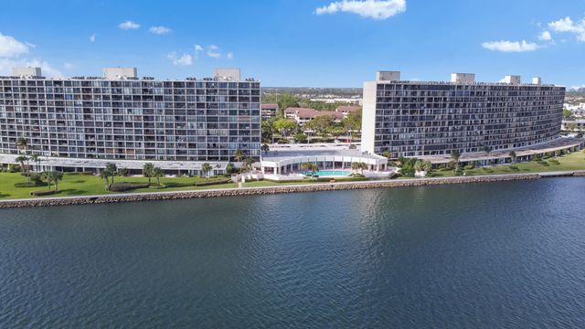 $2,800 | 132 Lakeshore Drive, Unit 319 | Old Port Cove