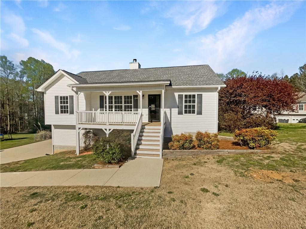 a view of a house with a yard