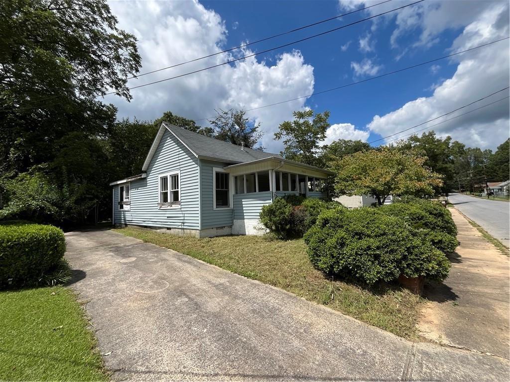 a view of a house with a yard