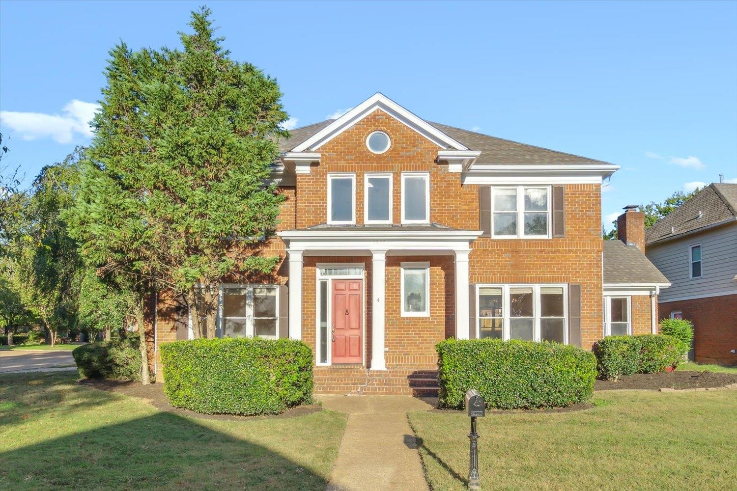 View of front of property featuring a front lawn