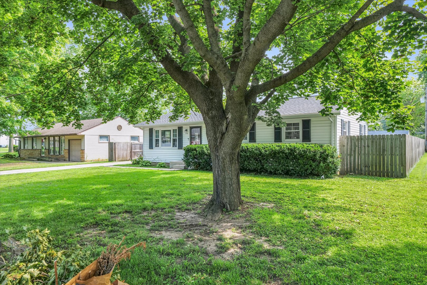 a view of a house with backyard and garden