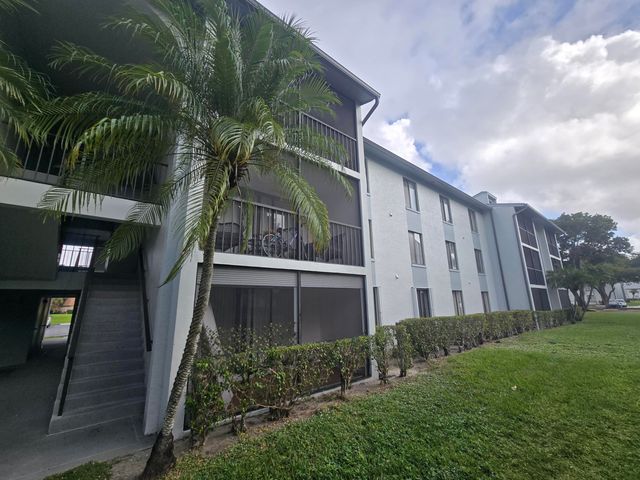 $2,000 | 1008 Green Pine Boulevard, Unit F1 | The Villages of Palm Beach Lakes