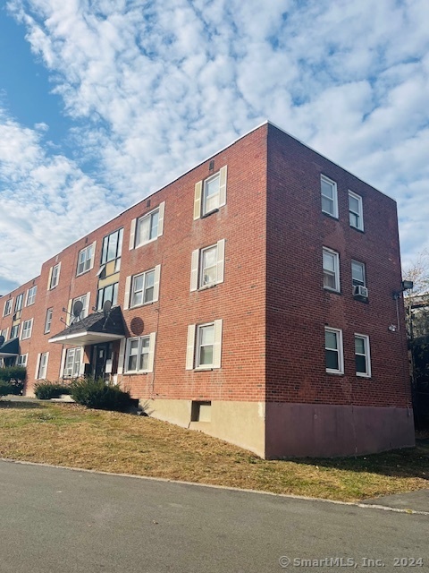 a brick building that has a lots of windows in it