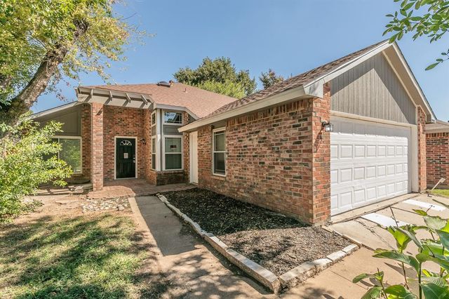 $352,500 | 2203 Wamsetta Drive | Southeast Arlington