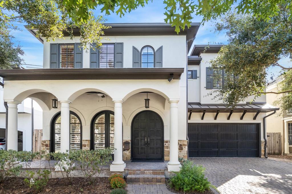 Pretty as a picture! This beautiful West University home was built by Robert Covington and features 4-5 bedrooms, gameroom, wineroom, wet bar, study & gorgeous Chef's Kitchen. So many upgrades