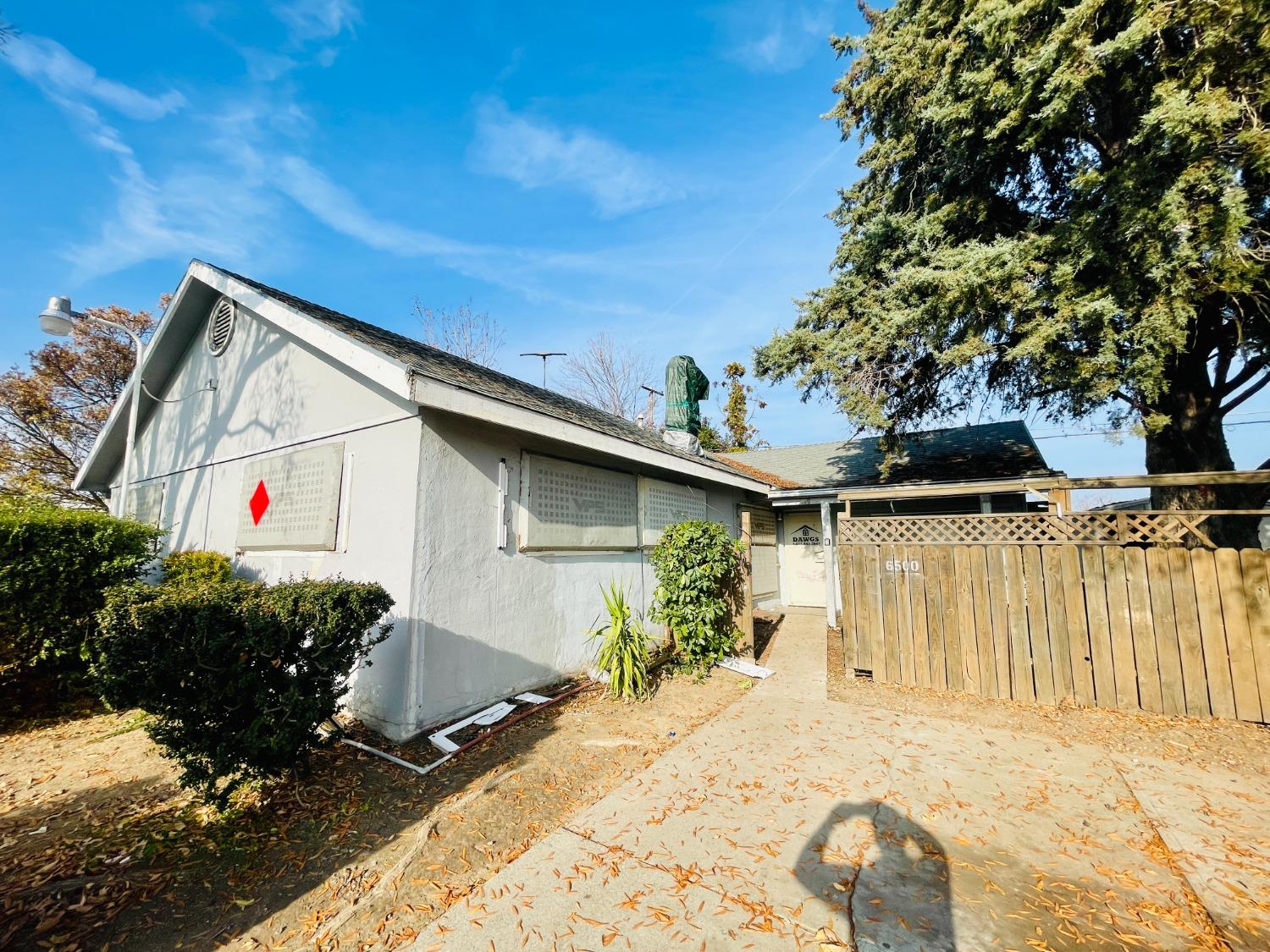 a view of a backyard of the house