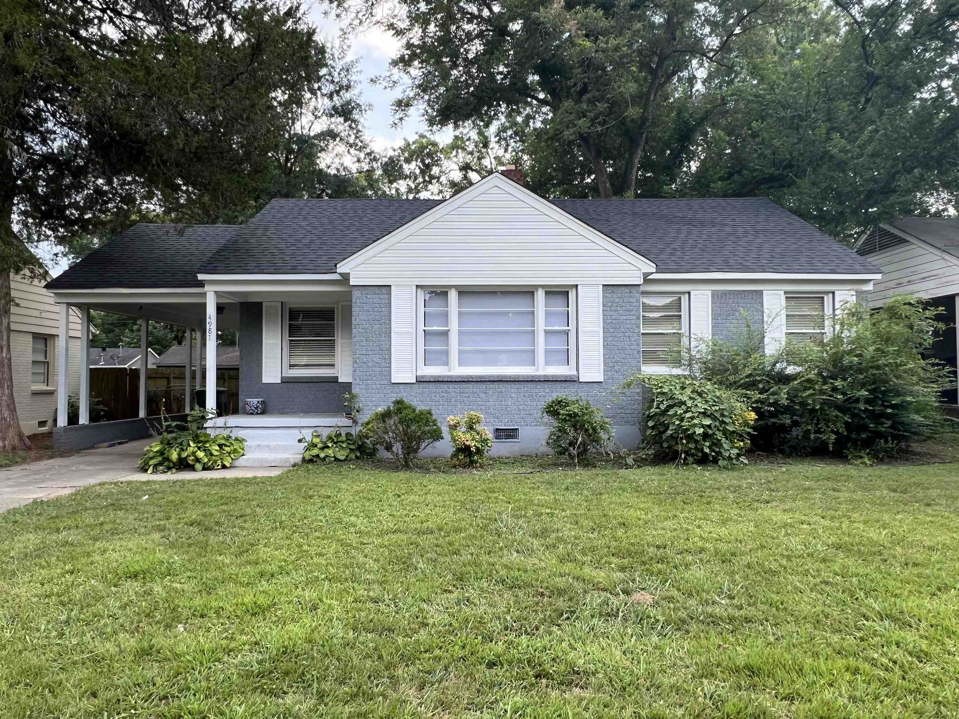 View of front facade featuring a front yard