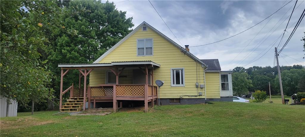 a view of a house with a backyard