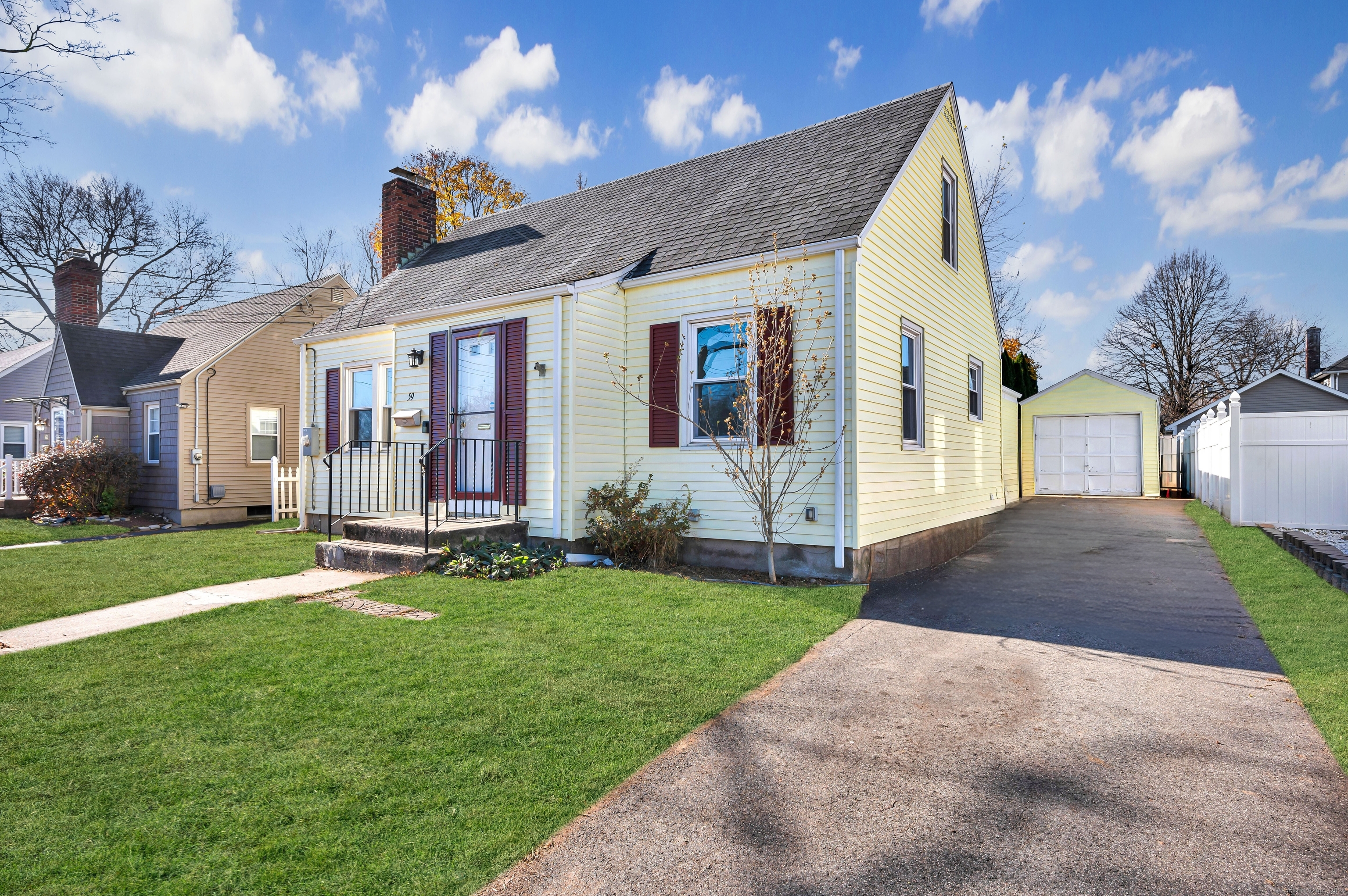 Bright and sunny cape in quiet neighborhood