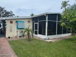 a view of a house with backyard