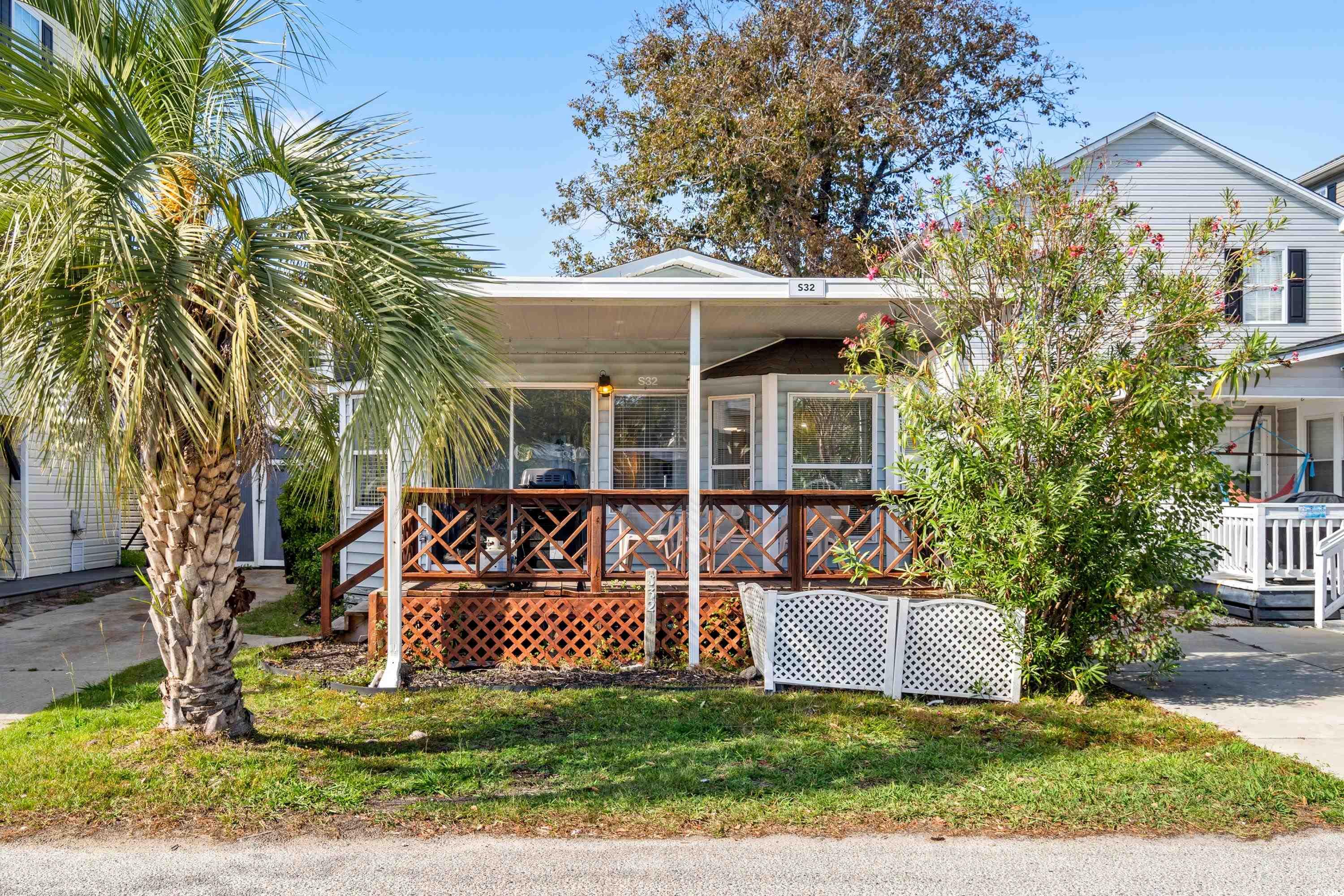 View of front of house featuring a front lawn