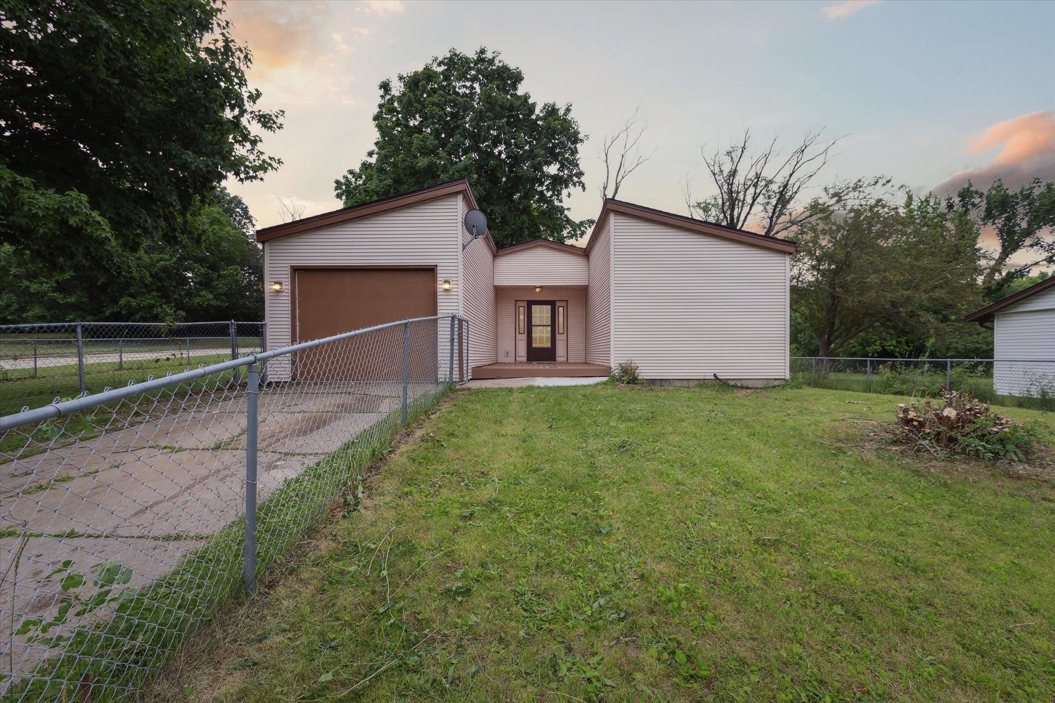 a view of a house with backyard and garden