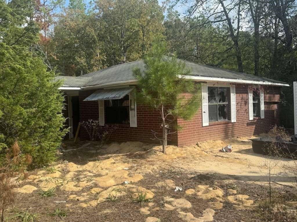 a view of a house with a yard