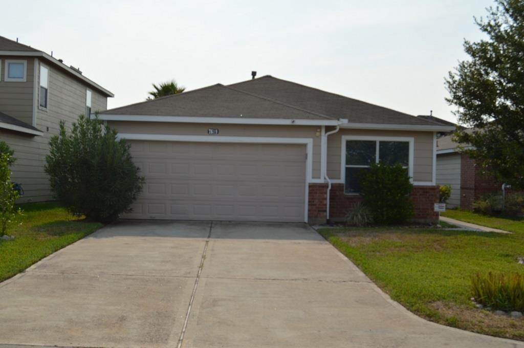 a front view of house with yard