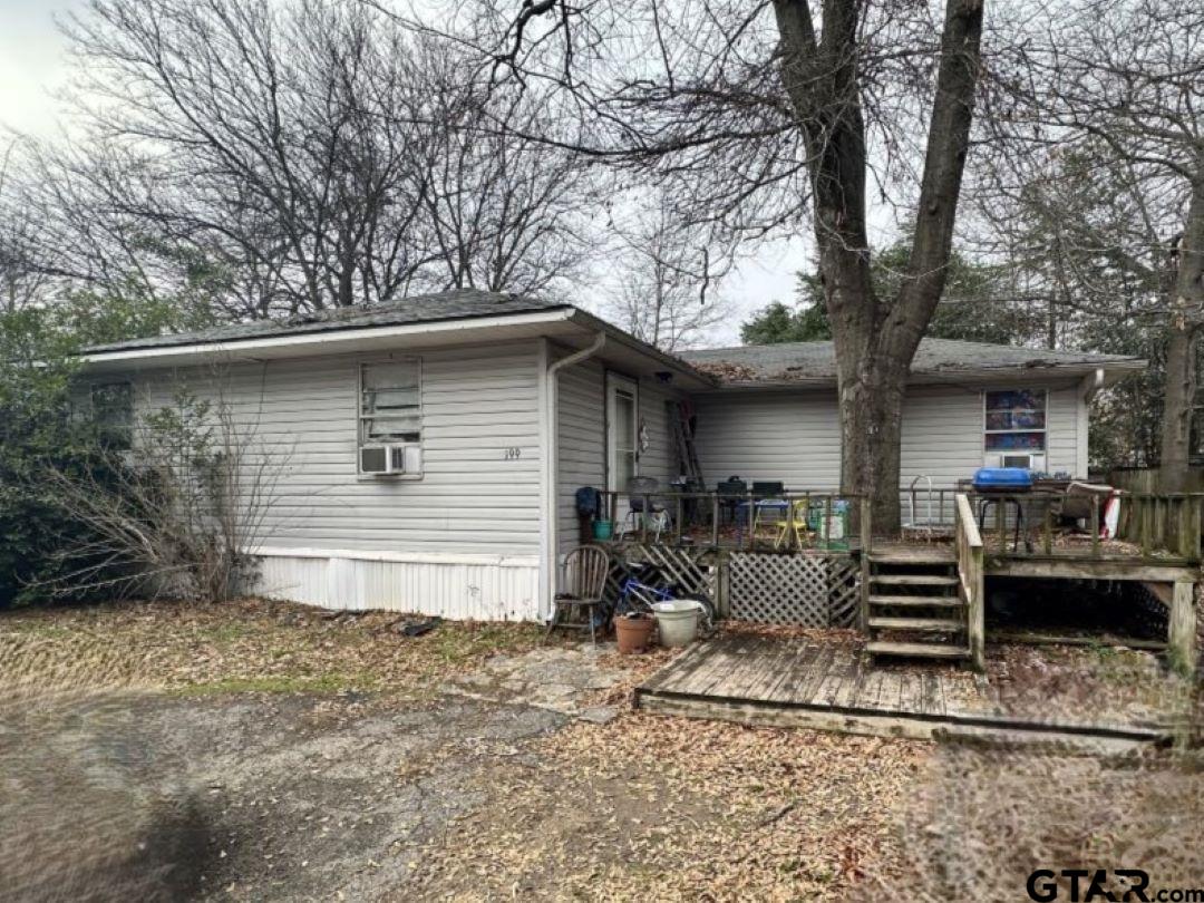 a view of a house with backyard