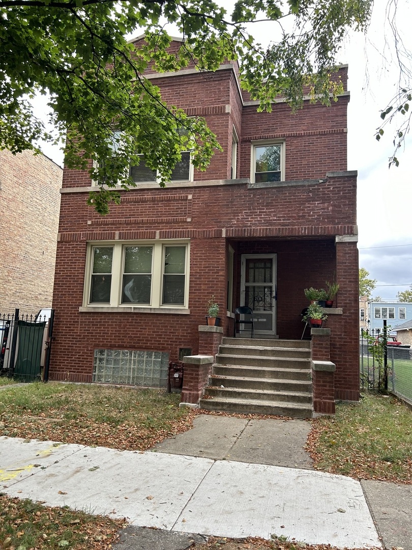 a view front of a house with a yard