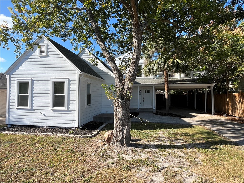 a view of a house with a yard