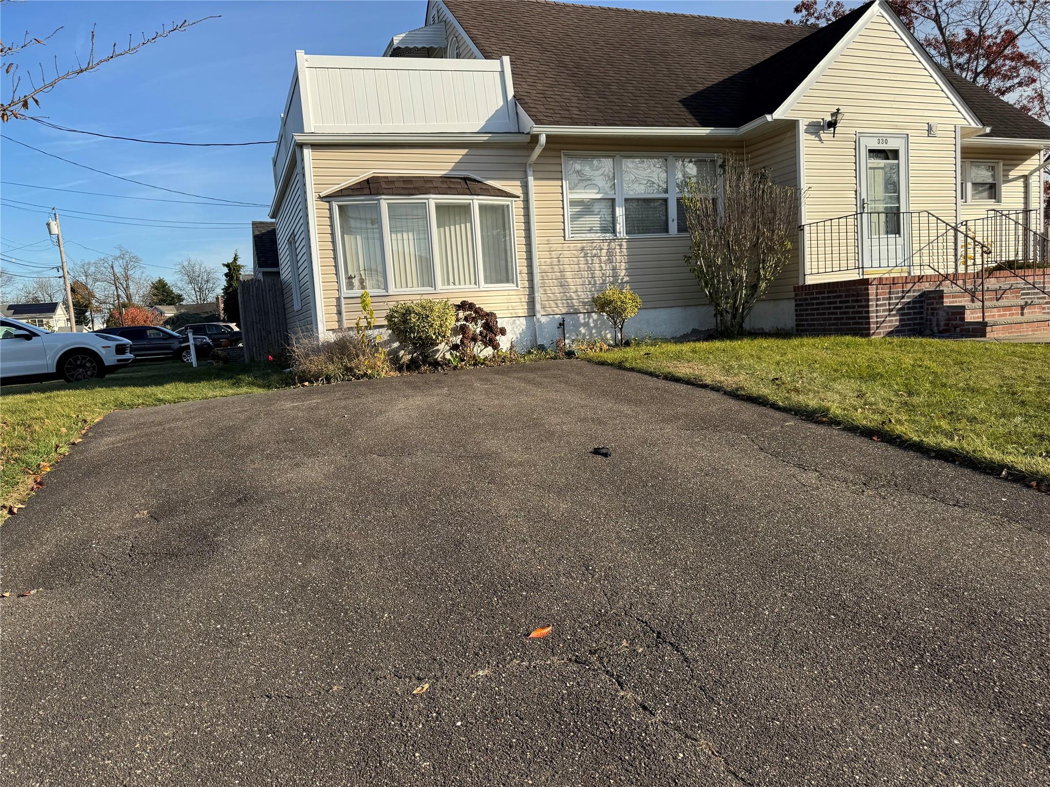 View of front of property featuring a front yard