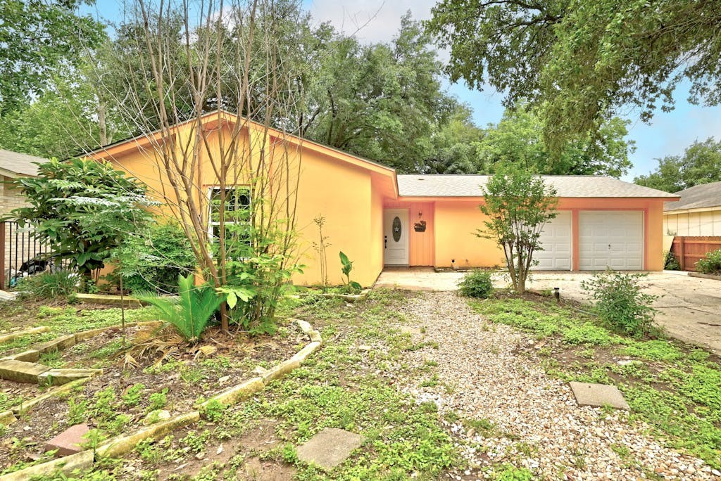 a view of backyard of the house