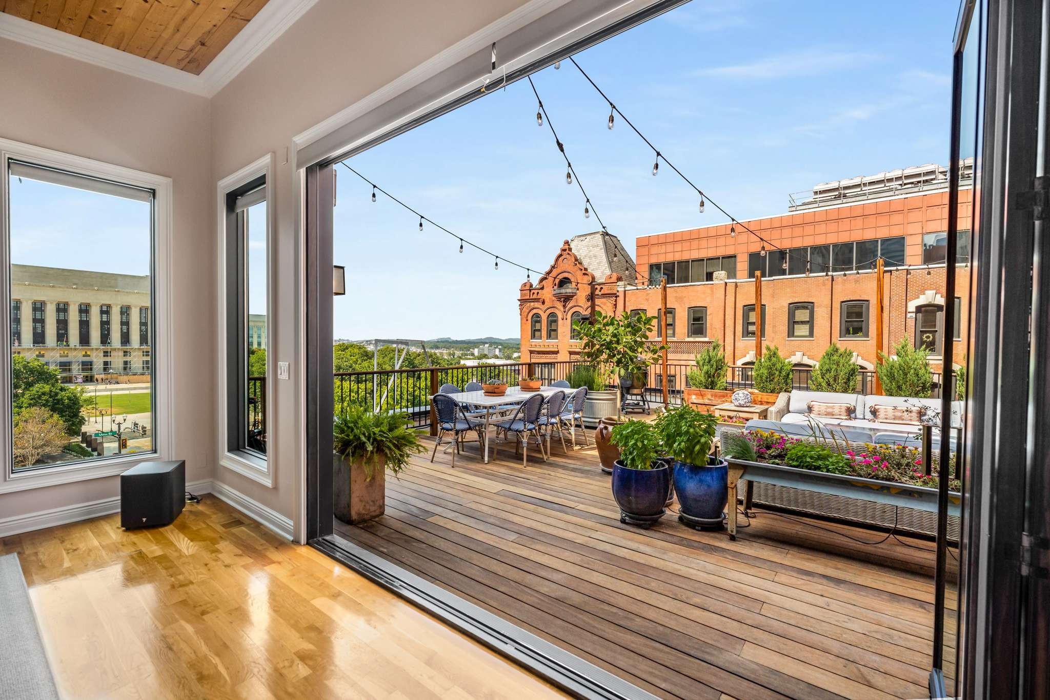 For exceptional versatility, this maintenance-free penthouse offers all the comforts of home, just steps from the vibrant city center and quietly nestled in its historic surroundings