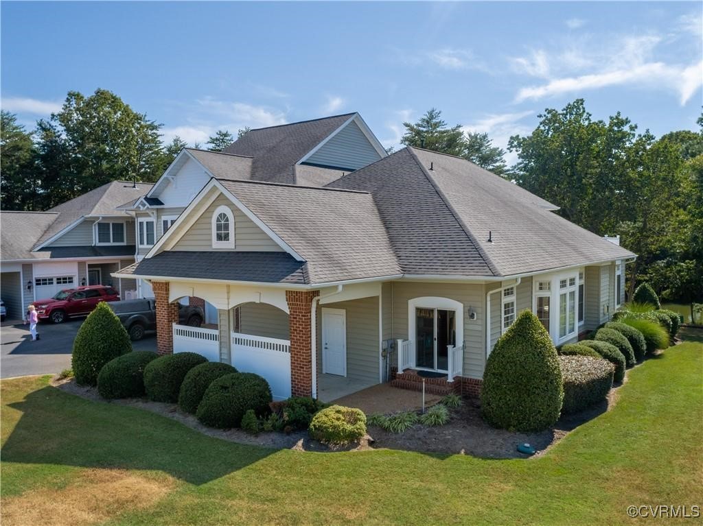 View of front of house featuring a front yard